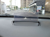 【ヘッドアップディスプレイ】運転席の前方に車速等の情報が出る仕様になっています。安全運転につながる工夫がたくさんついております。