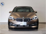 【キドニーグリル】BMWは約90年もの間、ほぼ全ての車両にひと目でBMWだと分かるこの特徴的なフロントグリルが備えられ、デザイン・アイコンとして親しまれてきました。