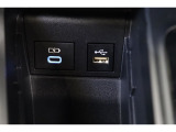 データ転送用と充電用のUSBポートが装備されています。iPhoneやスマートフォンを繋いで音楽を再生したり、充電したり。車内にあると便利なアイテムのひとつですね!