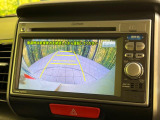 【バックカメラ】駐車時に後方がリアルタイム映像で確認できます。大型商業施設や立体駐車場での駐車時や、夜間のバック時に大活躍!運転スキルに関わらず、今や必須となった装備のひとつです!