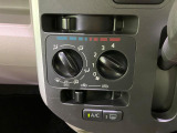 寒い冬も暑い夏も全席に快適な空調を届けてくれる、ダイヤル式エアコンを装備♪