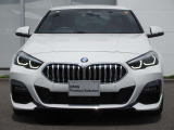BMWと言えば特徴的なキドニーグリル。ダイナミックなフロントマスクを演出します。