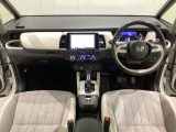 車内は光触媒抗菌消臭施工済です。インパネ周りはスタイリッシュなデザインで機能や装備も充実しています。グローブボックスやカップホルダーのほかにトレーなどたくさんの収納スペースが付いています。