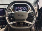 「新たなAudi」を感じさせるロゴとステアリング形状。ハンドルは軽めで女性でも運転しやすいです。