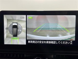 【アラウンドビューモニター】まるでクルマを真上から見下ろしたかのような視点で駐車をサポートします!クルマの斜め後ろや真横など、前後左右の4つのカメラの映像が合成されて、モニターに映し出されます。