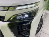 【LEDヘッドライト】悪天候や夜間走行時も良好な視界を確保し安心して運転できる高輝度LEDヘッドライトを装備!点灯速度が早く、消費電力も抑えられています。
