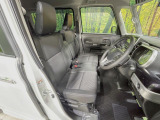 運転席まわりには十分なスペースがあり、大柄な方でもゆったり運転していただける環境です。