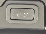 ●電動リアゲート:ワンタッチでリアゲートの開閉ができ、荷物などで両手が塞がっている状態でも簡単に開閉ができる便利機能です。