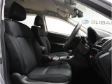 すっきりとした内装は長時間運転を想定したシンプルな構造です。使いやすさを考慮したスイッチ類はボタンも大きく初めての方でも直感で判断しやすくなっています。