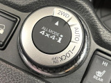 【オールモード4×4】2WD/4WDモードを手軽に切り替え可能。燃費重視の2WD、スタック時に役立つLOCK、AUTOモードでは4WDの配分を自動で調整し、路面状況を問わず安定した走りをサポート。