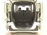開口部も広く荷物の積み下ろしもしやすいお車となっております。シートの背もたれは5:5の割合で背もたれを可倒でき、前後のシートスライドもできるので荷室をひろげることができます。