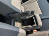 センターアームレストにも収納が可能となっております!無駄を出来るだけ省いた車内空間です♪