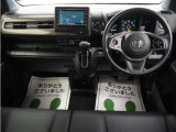 運転にかかわる様々な操作を安全に行えるように視点移動が少なく、操作性に配慮されたスイッチ類が凝縮されたコクピットです。