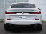 L字型の特徴的なテールランプが、後のドライバーへBMWを印象付けます。