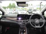 全方位で視界が広く運転がしやすいので女性の方にも人気のインテリアになっています!