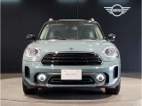 MINIのボンネットはヘッドライト部分に穴が開いている特徴的なもので御座います。MINIの伝統やこだわりがこういったところにも表れております。