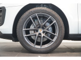20インチ Macan S ホイール(ダークチタン塗装)で御座います。