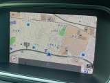 マットブラックにホワイトのLIBERALAのロゴの建物と看板が目印です。