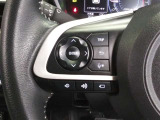 ステアリングには運転中でも簡単に操作できる各種スイッチついてます