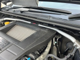 【STIタワーバー】お車の剛性を高めるタワーバーを装備。よりスムーズなコーナリング走行が可能となり、走りも楽しめます。