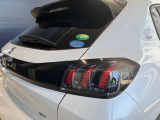 認定中古車は24時間・365日のプジョー・アシスタンスを添えてお届けしております。