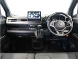 視界広々で運転しやすくロングドライブでも疲れを感じさせないすっきりとまとまったインパネ周りです。