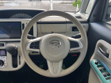 インテリアに合わせたデザインのステアリングは、運転される方のことも考え、運転しやすい形状、大きさです。是非一度、実際に触ってお確かめください。
