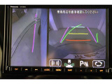 左側面カラーモニターも装備しています。駐車枠や隣のクルマなど周囲との位置関係がよくわかり、駐車しやすいですよ。運転席からは目視できない助手席側の側面も見えますので、路肩に幅寄せする際なども安心です。