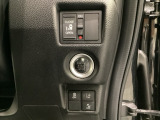 左側電動スライドドアは運転席から操作ができるよう、操作スイッチが付いています。Hondaセンシング用のVSA解除とレーンキープアシストシステムなどのメインスイッチも装備しています。