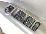 【電動格納ミラー】サイドミラーは電動格納式となっており、狭い駐車場でもキズがつくリスクを抑えられます。