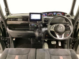車内は光触媒抗菌消臭施工済です。スタイリッシュなデザインでスポーティなインパネ周りを演出します。グローブボックスやカップホルダーのほかにトレーなどたくさんの収納スペースが付いています。