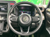 インテリアに合わせたデザインのステアリングは、運転される方のことも考え、運転しやすい形状、大きさです。是非一度、実際に触ってお確かめください。