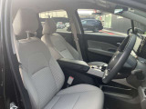 運転席まわりです。実際に座ってみて、乗り心地を体験してみてください,視界も良好です。