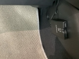 助手席前足元にETCがついています。高速道路の料金所の通過も楽々です。 カードの取り出しもしやすい場所についています。