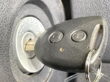 【キーレス】少し離れた場所からでもボタン一つでドアの開錠・施錠ができるのでとっても便利!ドアの鍵穴周りに傷をつけることもありません♪