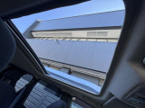 大型電動ガラスサンルーフ付です★開放感あります☆車内の換気をしたい時にも♪♪