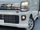 最新式はLEDヘッドランプですね。瞬時に明るい光が夜間の運転をぐっと楽にしてくれますよ。