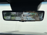【デジタルインナーミラー(トヨタ)】車両後方カメラの映像をルームミラーに映すことが出来ます。 そのため、後席に人や荷物があって後方が見えづらい場合でもしっかり視界を確保することが出来ます。
