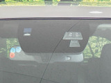 【i-ACTIVESENSE】走行中に前方の車両等を認識し、衝突しそうな時は警報とブレーキで衝突回避と被害軽減をアシスト。より安全にドライブをお楽しみいただけます。