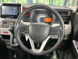インテリアに合わせたデザインのステアリングは、運転される方のことも考え、運転しやすい形状、大きさです。是非一度、実際に触ってお確かめください。