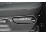 運転席にはリクライニング+シート上下アジャスターレバー、メモリーレバーを装備。メモリーレバーを使用することで設定したシート位置(メモリー位置)へ容易にもどすことができます。