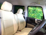 運転席まわりには十分なスペースがあり、大柄な方でもゆったり運転していただける環境です。