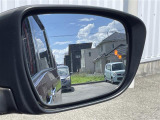 【BSW(後側方車両検知警報)/ブラインドスポットワーニング】隣接レーンのクルマを検知した場合、ドアミラー周辺に設けられたインジケーターを点灯したり音が鳴ったりしてお知らせします。