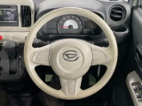 インテリアに合わせたデザインのステアリングは、運転される方のことも考え、運転しやすい形状、大きさです。是非一度、実際に触ってお確かめください。