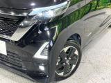【LEDヘッドライト】悪天候や夜間走行時も良好な視界を確保し安心して運転できる高輝度LEDヘッドライトを装備!点灯速度が早く、消費電力も抑えられています。