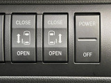 【両側スライドドア】駐車場で隣の車との間隔が狭く乗りにくい時、スライドドアなら安心!ドアオープン時も幅を取らず、開口部が広いので乗り降りがとっても簡単です。大きな荷物の出し入れも後席から可能♪