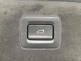 【パワーバックドア】スマートキーや運転席のボタンを押すだけでリアゲートが自動で開閉します!荷物を持っている時や、高い位置にあるバックドアを閉める際に便利な機能です♪
