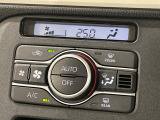 【オートエアコン】一度お好みの温度に設定すれば、車内の温度を検知し風量や温度を自動で調整。暑い…寒い…と何度もスイッチ操作をする必要はありません。快適な車内空間には必須の機能ですね♪
