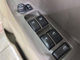 【電動格納ミラー】サイドミラーは電動格納式となっており、狭い駐車場でもキズがつくリスクを抑えられます。