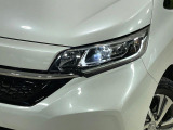 【LEDヘッドライト】悪天候や夜間走行時も良好な視界を確保し安心して運転できる高輝度LEDヘッドライトを装備!点灯速度が早く、消費電力も抑えられています。